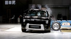 Sort bil rammes fra siden i crashtest