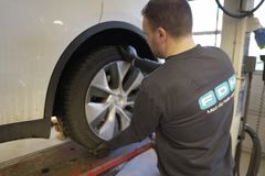 Synsmand rykker i baghjul på hvis Tesla