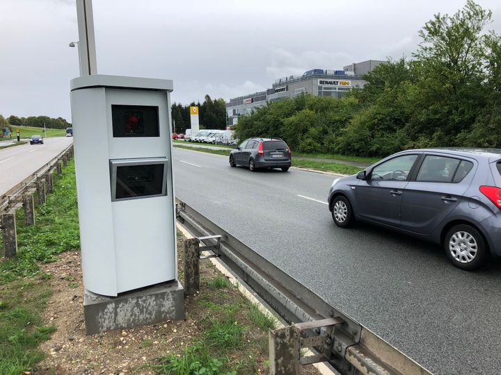 Biler passerer stærekasse