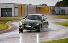 Grøn bil på våd testbane