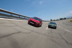 Rød og grøn bil kører side om side på testbane