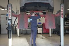 Testassistent undersøger Tesla på lift