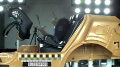Autostol med tesdukke ryger gennem bil under crashtest.