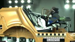 Autostol med testdukke ryger gennem bil i crashtest
