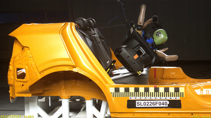 Autostol med testdukke ryger gennem bil i crashtest