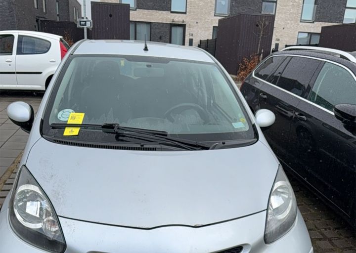 Gul p-afgift i forrude på sølvgrå bil