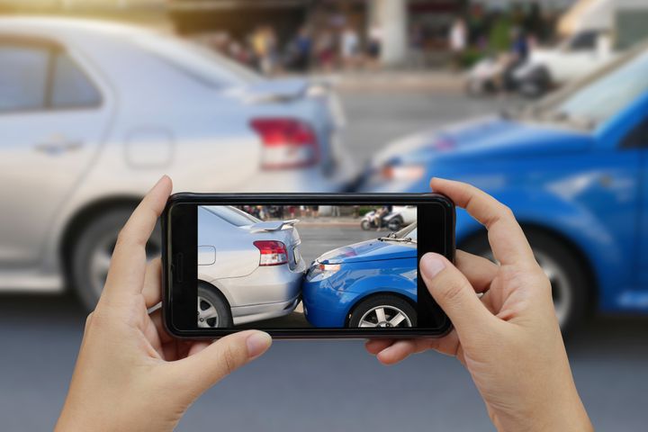 Mobilfoto af biler i sammenstød