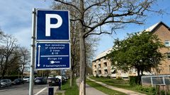 P-skilt med vilkår for opladning af elbiler.