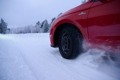 Rød bil kører i dyb sne