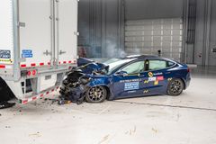 Blå bil smadret efter sammenstød med lastbil.