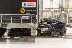 Crashtest hvor sort bil kører op bag i lastbil.