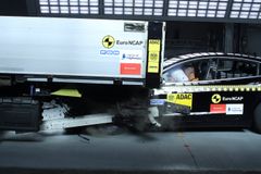 Crashtest af sort bil, som kører op bag i lastbiltrailer