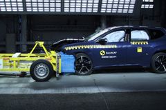 Crashtest af blå bil