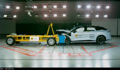 Crashtest af hvid bil