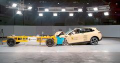 Crashtest af gul bil.