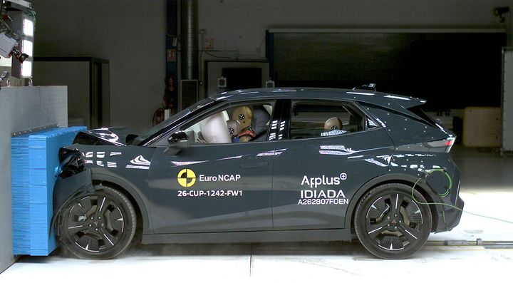 Crashtest af grå bil