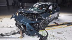 Grå bil med smadret front efter crashtest