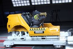 Testdukke i autostol kastet op i luften i crashtest.