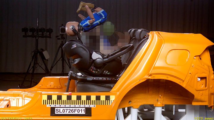 Testdukke kastet ud af autostol