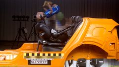 Testdukke kastes ud af autostol i crashtest