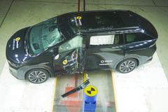Sort bil trykket i siden efter crashtest