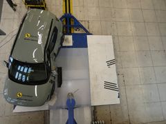 Grå bil set fra oven efter at været ramt i siden i crashtest.
