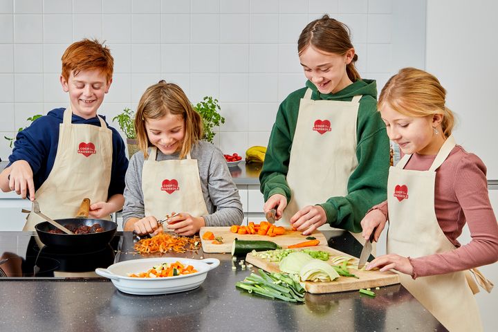 Coop Madskole GoCook støtter undervisningen i madkundskab med undervisningsmaterialer. I 2026 introduceres smagekasser med danske og lokale råvarer, som op til 1.500 skoleklasser kan få. Det hele er finansieret af pantdonationer fra Coops kunder