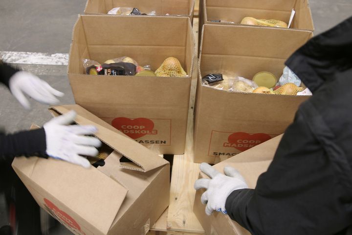Coop Madskoles Smagekasse 2026 er på vej ud til landets skoler. I alt kommer over 20 ton råvarer ud til over 500 skoler.