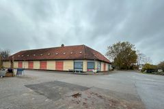 Ejendom med SPAR-butik på Smedestræde i Rørvig. Ejendom skal rives ned for, og så skal der opføres en ny SPAR-butik.