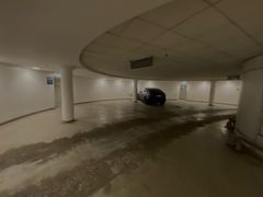 En mørk og slidt p-kælder før