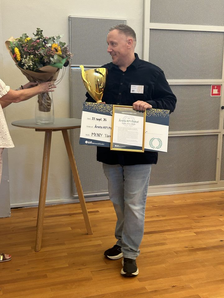 Lars M. Andersen modtager årets KFI Pokal til fondens købmandsmøde