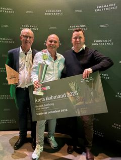 Henrik Søeborg (i midten) vinder Årets Købmand. Jan Jæger (til venstre), formand for SPARs kædeudvalg, og national salgschef Martin Korsholm (til højre).