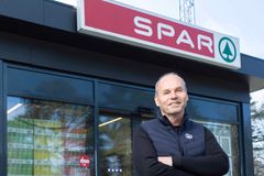 Henrik Søeborg, selvstændig købmand, foran SPAR-butikken på Rørvigvej