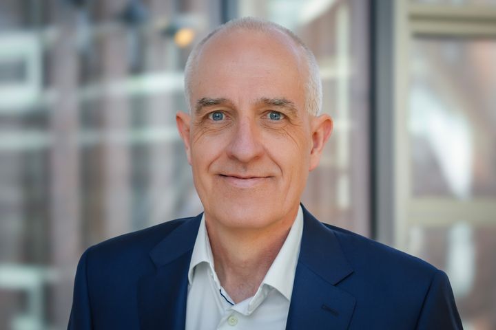 Jens Højgaard Christoffersen, CEO i COWI, præsenterer virksomhedens halvårsresultat for 2025.