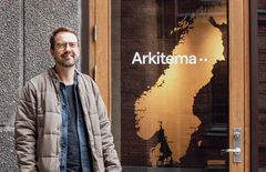Jakob Suenson Schou ved indgangen til Arkitemas kontor i Carlsbergbyen