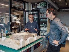 Jakob Suenson Schou i samtale med kollega i modelværkstedet på Arkitemas kontor i Carlsbergbyen