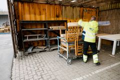 ARGO har 11 Direkte Genbrugstelte, hvor man kan aflevere og tage genbrugsting helt gratis, samt vores to Gensalgsbutikker.