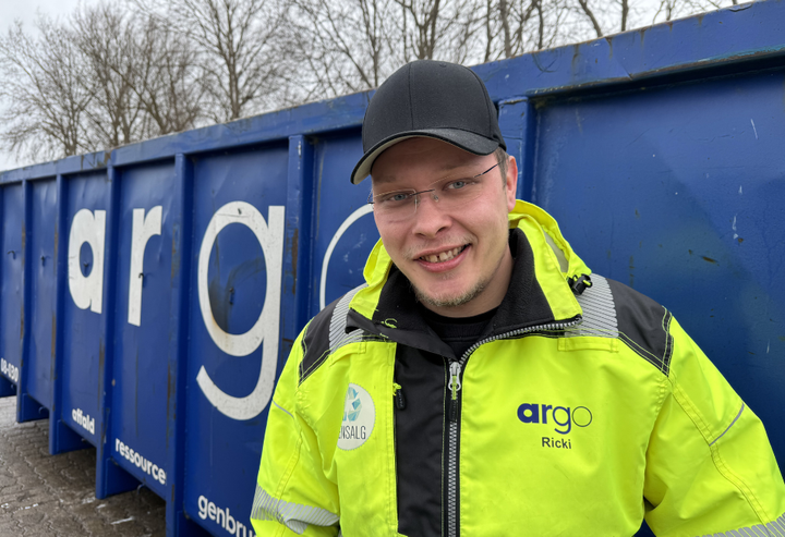 Ricki Hansen er ansat i fleksjob i ARGOs genbrugsbutik Gensalg, som er en del af genbrugspladsen i Køge.