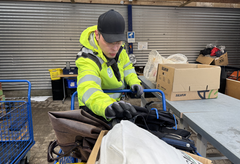 Ricki Hansen er ansat i fleksjob i ARGOs genbrugsbutik Gensalg, som er en del af genbrugspladsen i Køge.