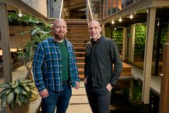 Anders Nielsen og Kasper Sørensen har været makker ei 20 år. Nu genforenes de som afdelingschef og produktionsdirektør i Tscherning nedrivning.