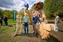 På billedet ses Thomas Dambo, Søren Tscherning og Michael Ziegler
