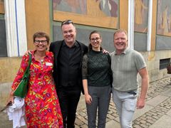 På billedet ses fra venstre til højre Kathrine Kleveland (medlem af Stortinget for Senterpartiet), Lave K. Broch (medstifter af Demokraterne - hele Danmark skal leve), Susanna Dyre-Greensite (forperson for Folkebevægelsen mod EU) og Sigbjørn Gjelsvik (medlem af Stortinget for Senterpartiet). Billedet blev taget den 20. august 2024 i forbindelse med et møde, hvor Lave K. Broch holdt oplæg om dansk politik og det nye parti Demokraterne - hele Danmark skal leve.