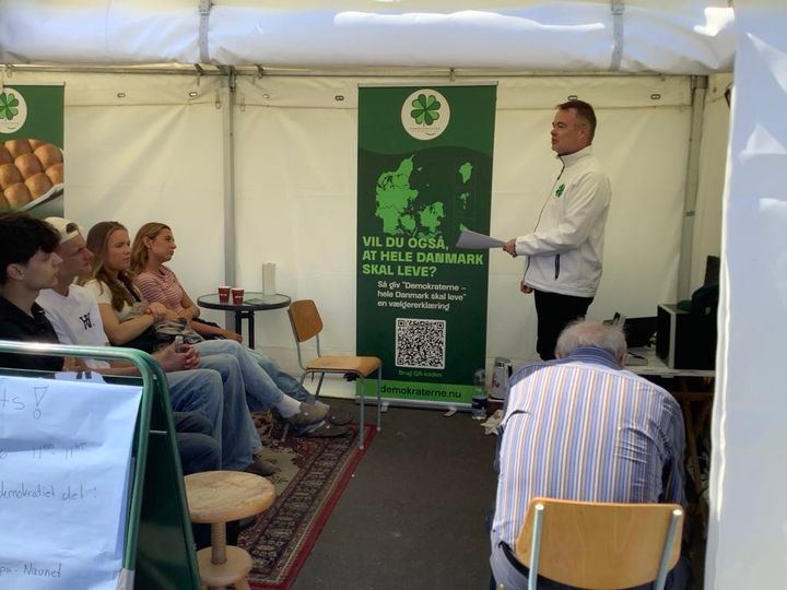 Her ses Lave K. Broch fra Demokraterne holde oplæg på årets Folkemøde i Allinge. Foto: Demokraterne.nu