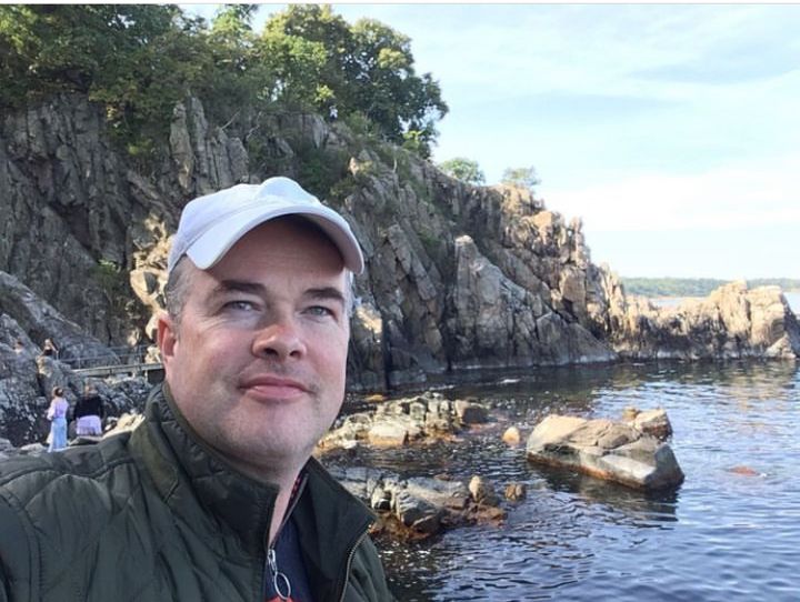 "En bornholmsk hjemmehjælper eller sygeplejekske skal da ikke have lavere løn end deres kollegaer i København. Demokraterne vil vi kæmpe for Bornholm i Region Østdanmark. Det er på tide, at vi får lige løn for lige arbejde i regionen" udtaler Lave K. Broch, der er spidskandidat for partiet "Demokraterne - hele Danmark skal leve" i Region Østdanmark. .