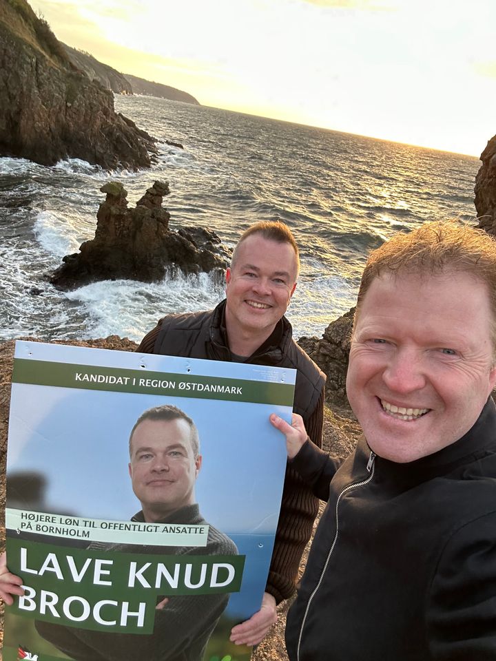 Sigbjørn Gjelsvik bakker op om det nye parti "Demokraterne - hele Danmark skal leve", der stiller op både i Region Østdanmark (under liste J) og i Københavns Kommune (under liste N). På billedet ses Lave Knud Broch, kandidat for Demokraterne og Sigbjørn Gjelsvik ved Kamelhovederne på Bornholms vestkyst.