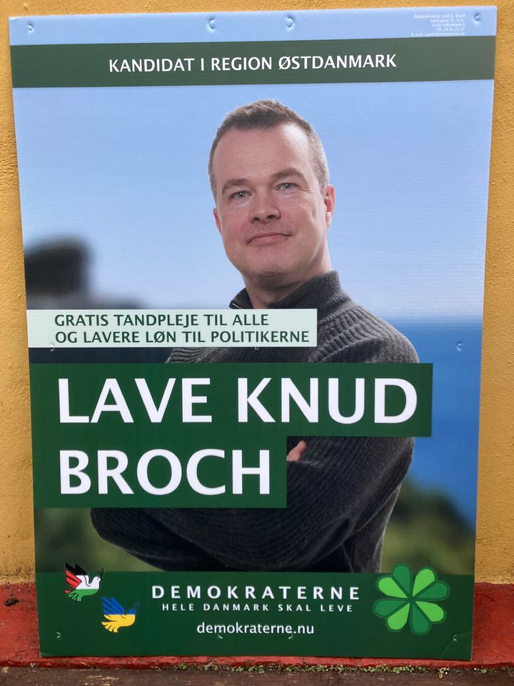 Demokraternes spidskandidat blev udelukket fra TV-debat af TV2s regionale public service medier i Region Østdanmark. Lave Knud Broch (nr. 1 på liste J i Region Østdanmark) er forarget og mener, at der er tale om en udemokratisk handling, der formentlig er i strid med public service forpligtelserne
