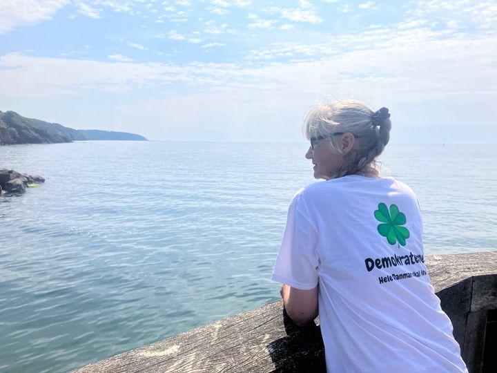 Den danske stat vil med stor sandsynlighed få et samlet overskud på over 100 milliarder kroner i 2025.  Partiet "Demokraterne - hele Danmark skal leve" foreslår, at vi får en folkelig debat om hvad det store overskud skal bruges til. Partiet har også en række forslag til hvad en del af overskuddet kan bruges til bl.a. foreslår partiet, at der indføres gratis tandpleje til alle i Danmark samt at velfærden styrkes over hele landet. På billedet ses Elisabeth Bergsøe, der er medlem af Demokraternes hovedbestyrelse og kommer fra Sydsjælland . Foto: Demokraterne.nu