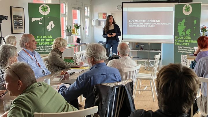 Demokraterne og Frit Norden-bevægelserne afholdt Nordisk Folkerigsdag i Hasle på Bornholm i september. I løbet af Nordisk Folkerigsdag blev bl.a. den sikkerhedstiske situation diskuteret. Blandt oplægsholderne var Tarja  Crohnberg (tidl. finsk arbejdsminister for Gröna Förbundet) og hun holdt oplæg om Norden som en atomvåbenfri zone. På billedet ses Susanna Dyre Greensite holde oplæg om EUs militære udvikling. Foto: Demokraterne.nu