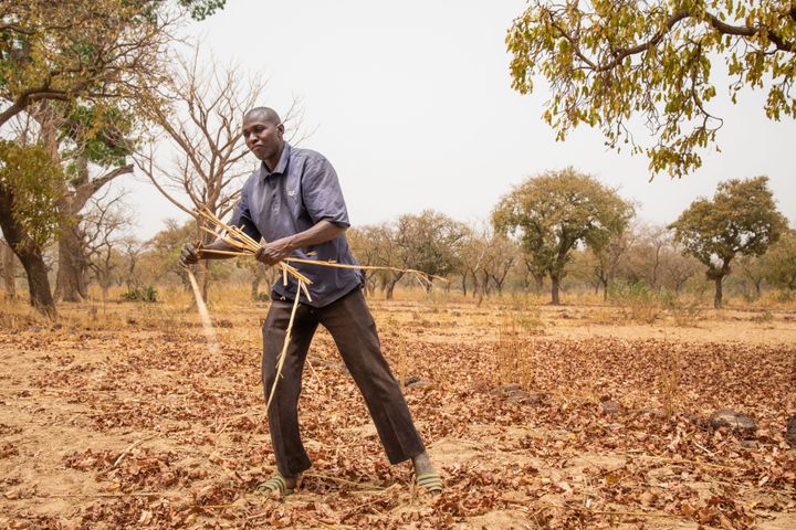 Sienou Seydou, landmand i den nordlige region, arbejder sammen med Confédération Paysanne du Faso, Oxfams partner i Burkina Faso. På grund af klimaforandringerne kæmper han i dag med at dyrke nok afgrøder til at brødføde sin familie.