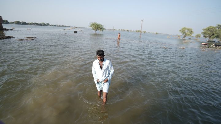 I 2022 blev Pakistan ramt af voldsomme oversvømmelser, som blev koblet direkte til klimaforandringerne. De klimaskabte tab og skader var enorme med millioner af hektar landbrugsjord, der blev ødelagt.